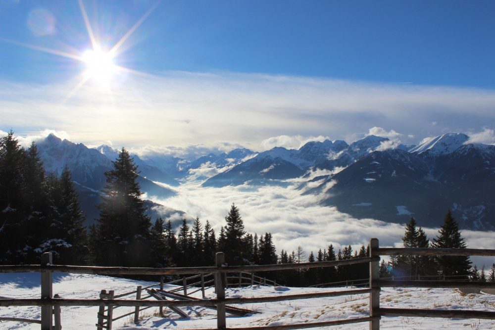 Der Ausblick von der Patscher Alm ist atemberaubend. Sommer wie Winter. Foto: Kristina Erhard