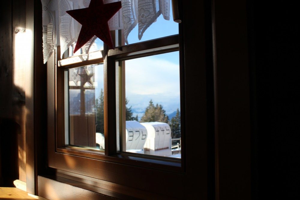 Die Patscher Alm ist nicht nur urig, sondern auch gemütlich, authentisch und macht einen super Schokoblechkuchen. Foto: Kristina Erhard