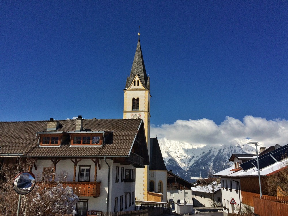 Kirche in Sistrans mit Blick zur Nordkette Sistrans und der Blick auf die Nordkette