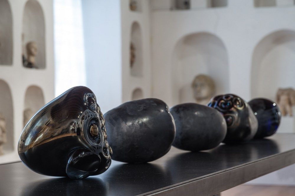 Wunderglas - l'installazione Teste di Laura de Santillana nell'Antiquarium, Schloss Ambras, Innsbruck @KHM-Musuemverband