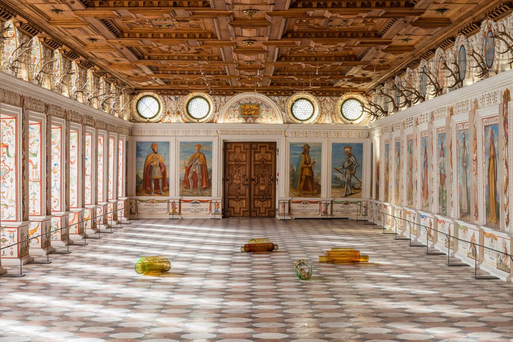 Wunderglas - l'installazione Sleeves di Laura de Santillana nella Sala Spagnola, Schloss Ambras, Innsbruck @KHM-Musuemverband