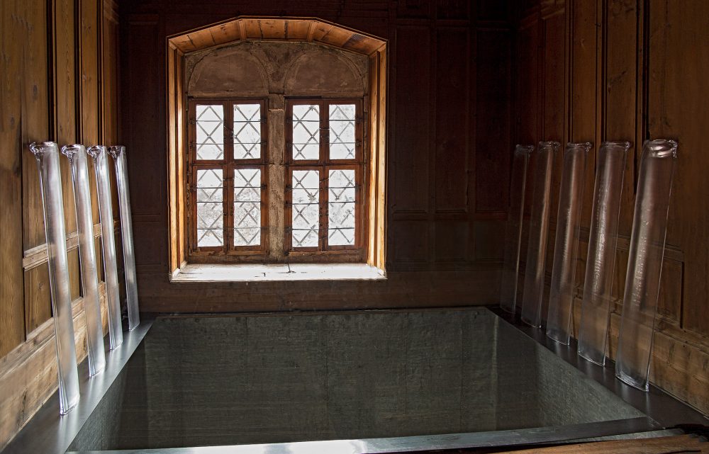 Wunderglas - l'installazione Untitles di Laura de Santillana nella sala da bagno di Philippine Welser, Schloss Ambras, Innsbruck @KHM-Musuemverband