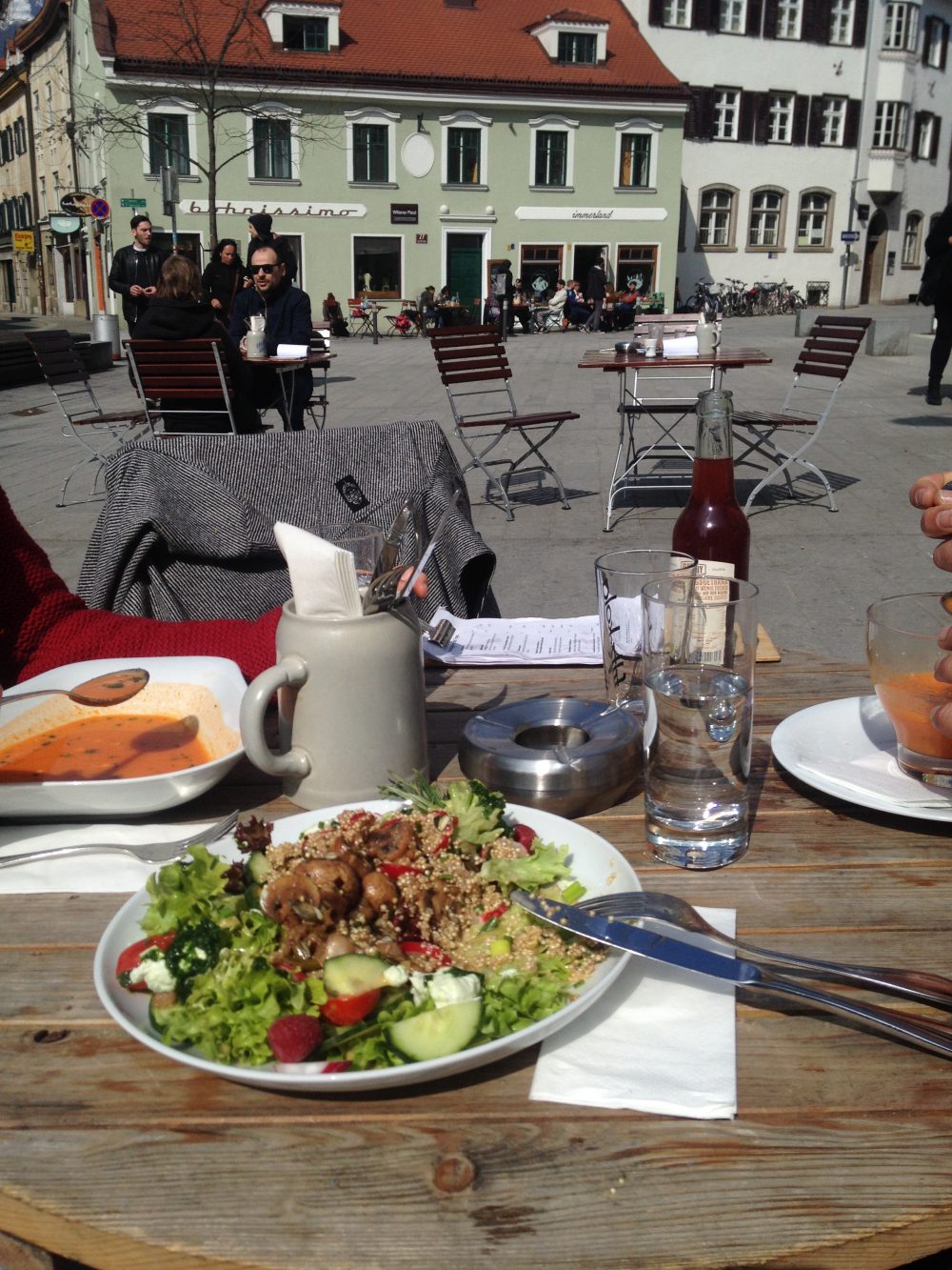 Godersi il pranzo e il sole a Wiltener Platzl, Innsbruck.
