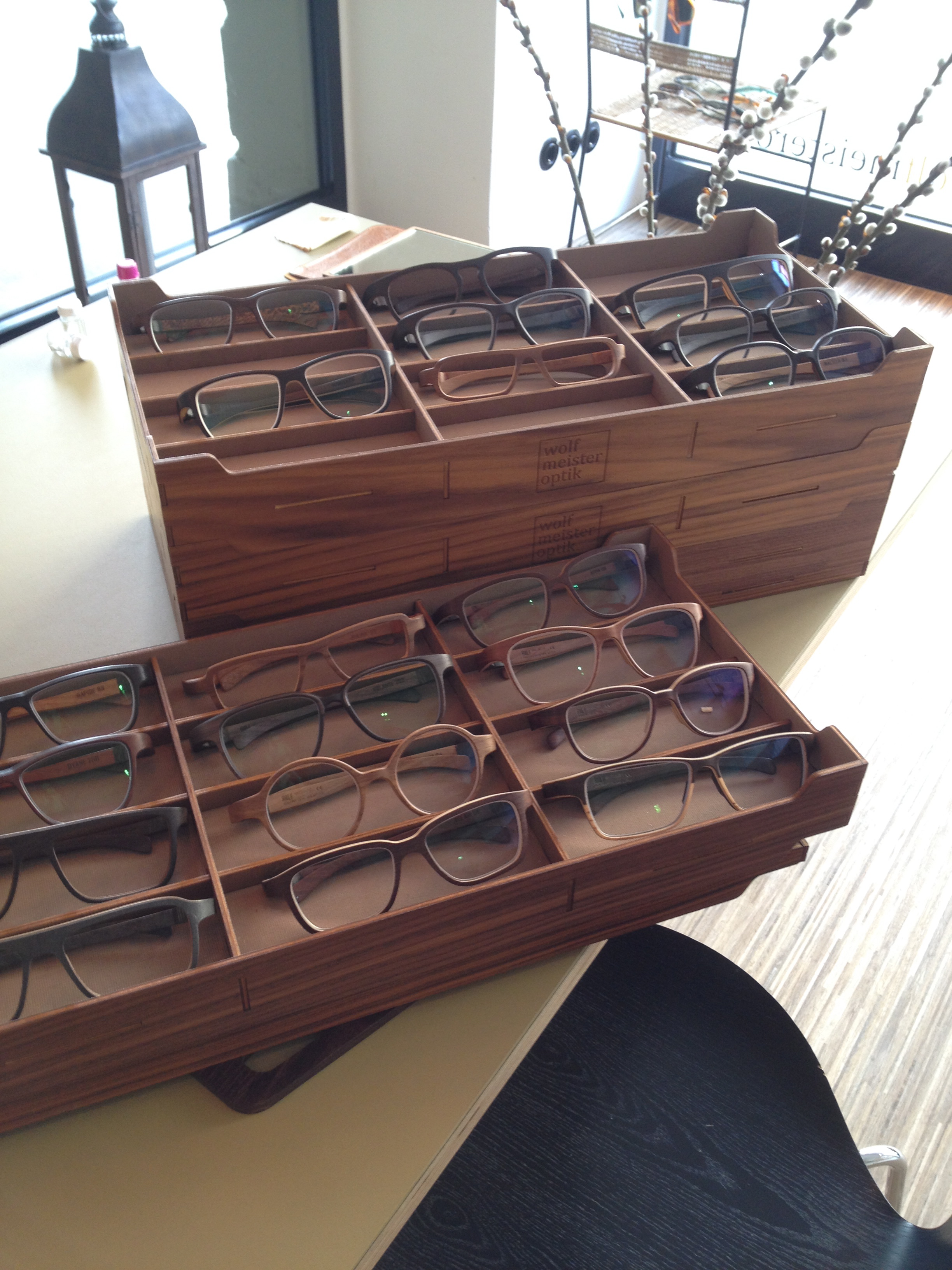 Montature in legno di design da Wolf Meister Optik, Wiltener Platzl, Innsbruck.