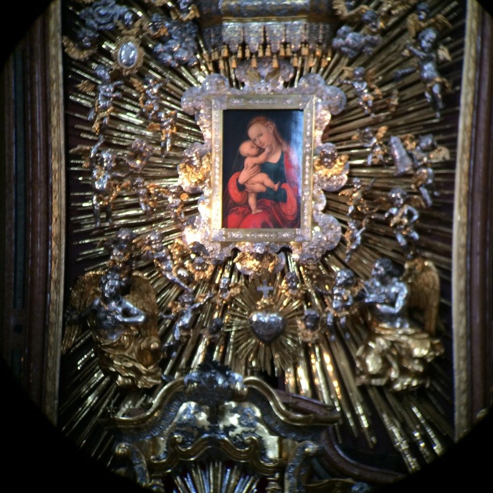Das berühmte Lucas-Cranach-Bild "Mariahilf", wie es während des Kirchenjahres von Gold und Silber umgeben ist. 