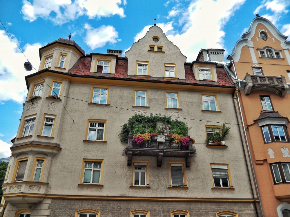 Der Dschungel-Balkon in der Amraserstraße in Innsbruck Das Geheimnis, wer die grüne Oase hoch über der Amraserstraße betreibt ist gelöst.