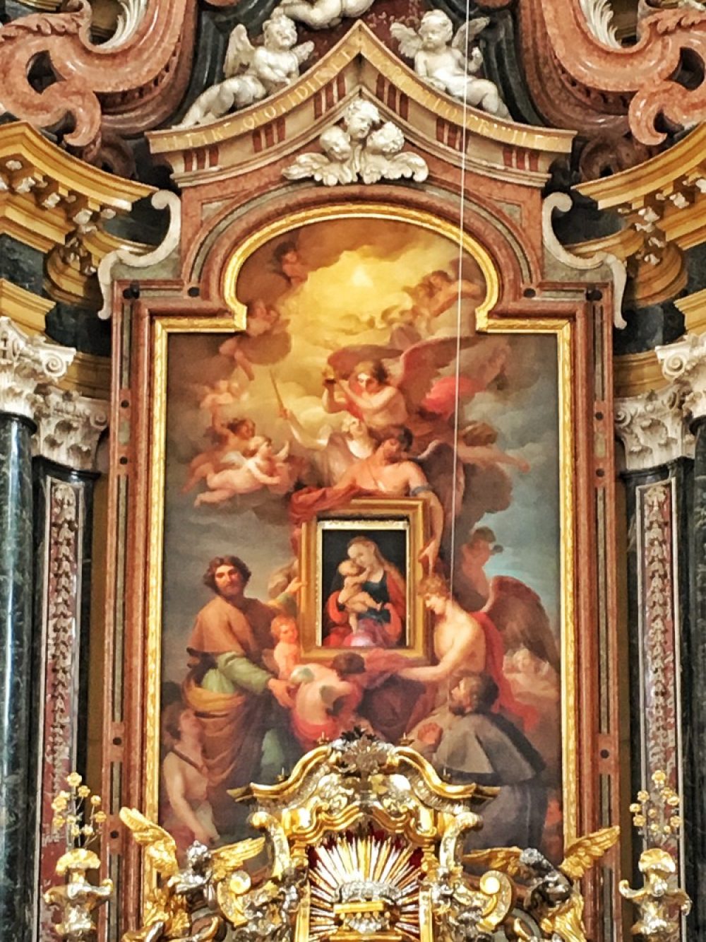 Das Antlitz des Hochaltars im Innsbrucker Dom in der Fastenzeit. Vom Gold- und Silberglanz ist nichts mehr zu sehen. 