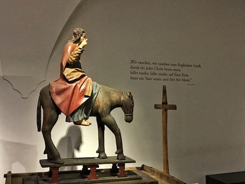 Lange waren die Palmeselritte in der Umgebung von Innsbruck verboten. In Thaur wurde der Brauch wieder belebt. Diese Holzfigur des reitenden Christus befindet sich ebenfalls im absolut sehenswerten Tiroler Volkskunstmuseum.