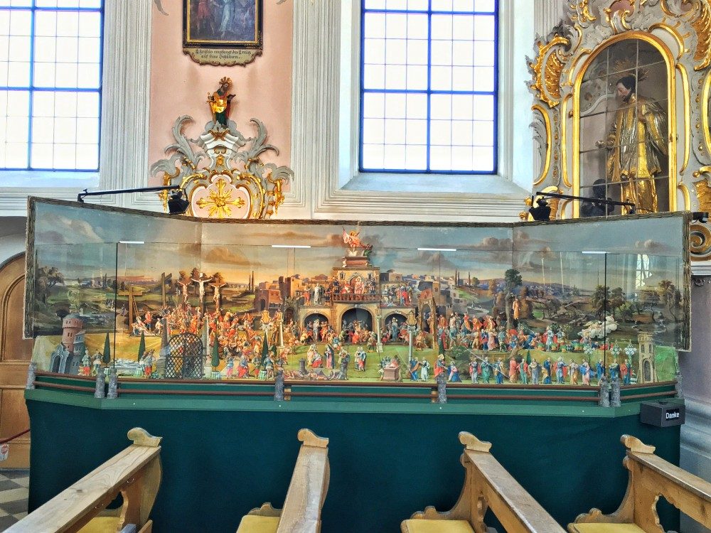 Die Fastenkrippe ziert zur Fastenzeit die Westseite der Wallfahrtskirche Peter und Paul in Götzens