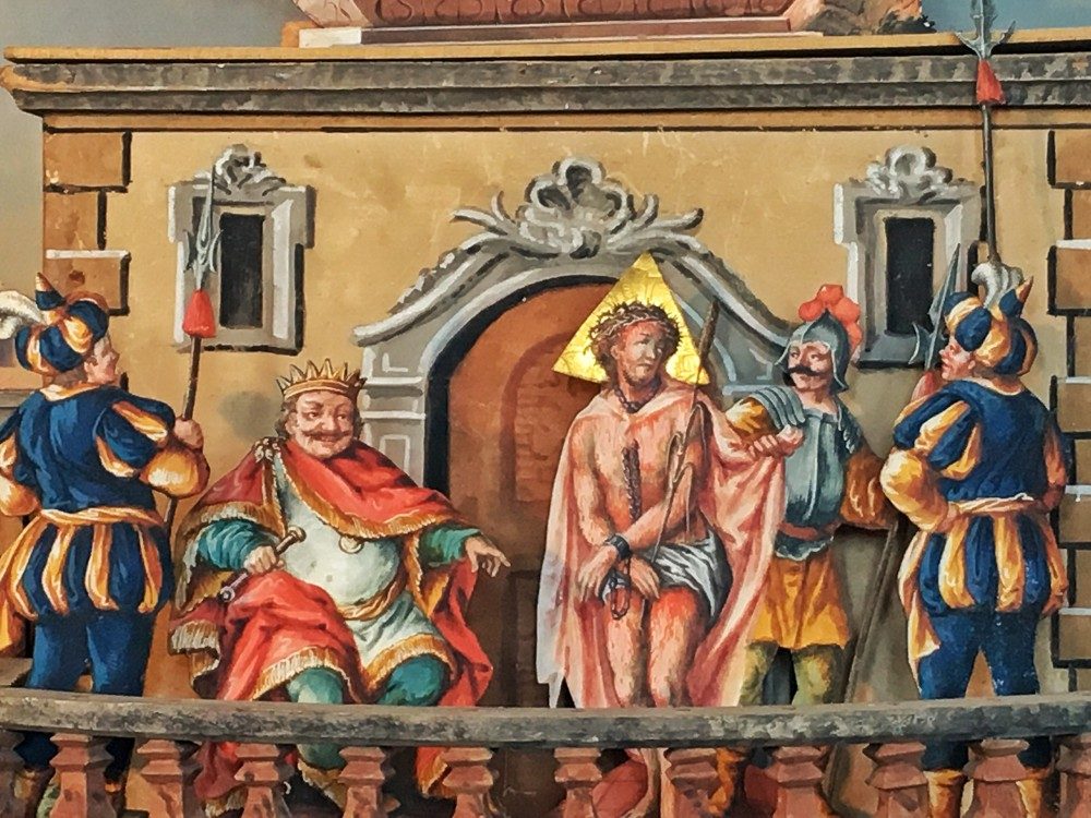 Jesus wird dem Pilatus vorgeführt. Auffallend ist der dreieckige Nimbus anstelle des runden Heiligenscheines, der die Jesusdarstellungen der Fastenkrippe einzigartig macht.
