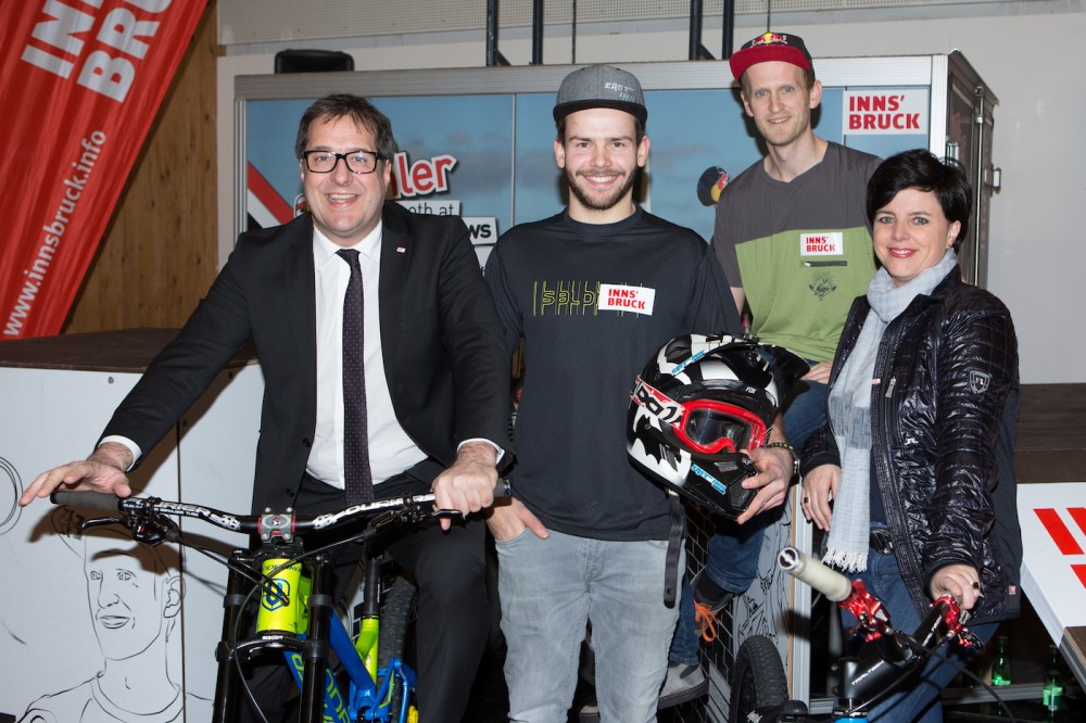 v. li.: Stadtrat Franz X. Gruber, André Vögele, Tourismus-Direktorin Karin Seiler-Lall und Tom Öhler. Foto (c) Innsbruck Tourismus