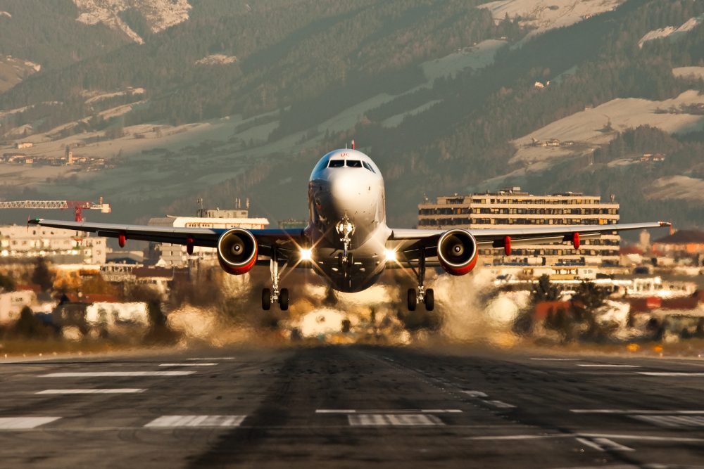 EasyJet beim Start Richtung England. Der LowCoster verbindet Innsbruck mit London Gatwick, London Luton und Bristol. Foto: Danijel Jovanovic