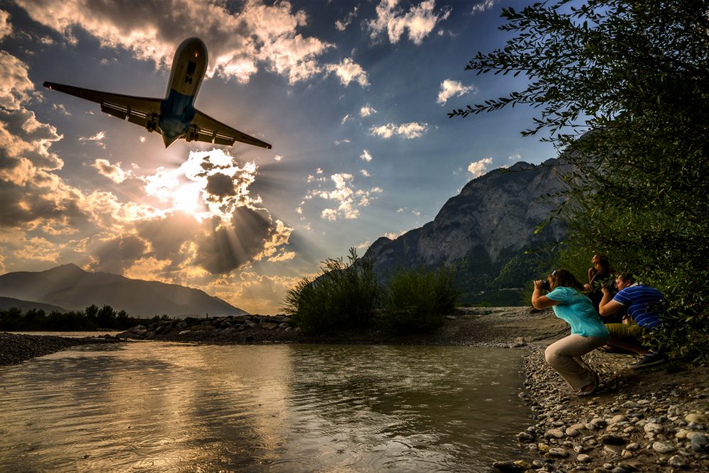 Der Anflug über die Sandbank in Innsbruck - Sonne genießen direkt am Inn, Flugzeuge schauen oder fotografieren - ein Erlebnis für Groß und Klein. Hier mit Spotterfreunden aus Malta, die extra wegen der Kulisse eingeflogen sind. Foto: Danijel Jovanovic