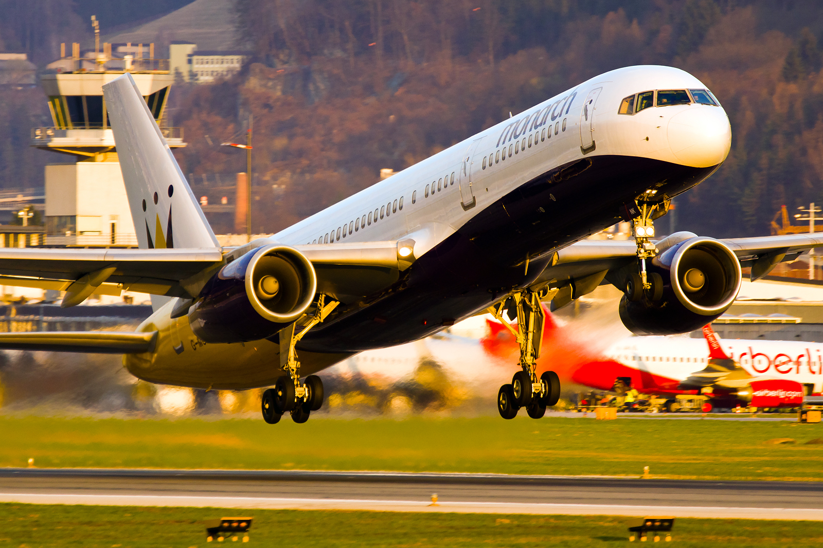 Die Boeing 757 von Monarch beim Start in die Abendsonne. Die 757 ist das derzeit größte Flugzeug in Innsbruck