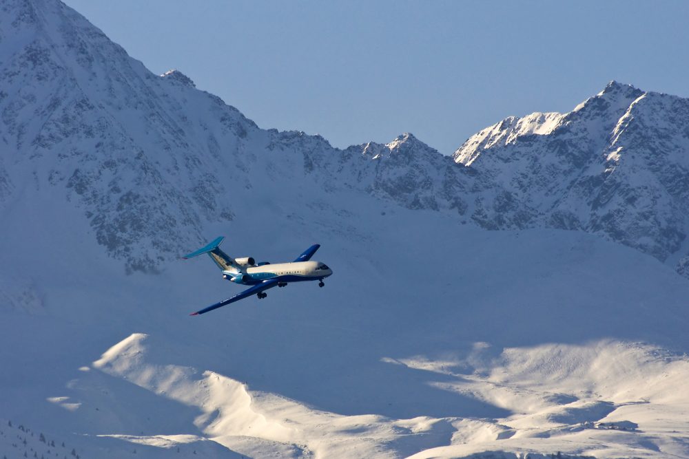 Eine echte Rarität mittlerweile ist diese russische Yakovlev Yak 42. Hier spektakulär ins Tal drehend vor dem Rosskogel - Foto: Danijel Jovanovic