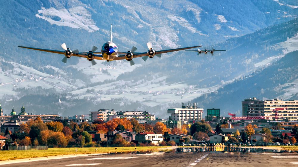 Da schlägt das Spotterherz höher: Formation der Douglas DC-6 und der B-25 im Hintergrund. Hier zu sehen beim Flughafenfest am Nationalfeiertag 2015. Foto: Danijel Jovanovic