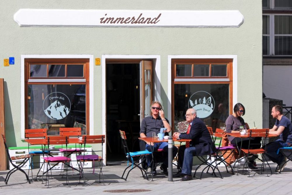 Guests sitting outside at Immerland