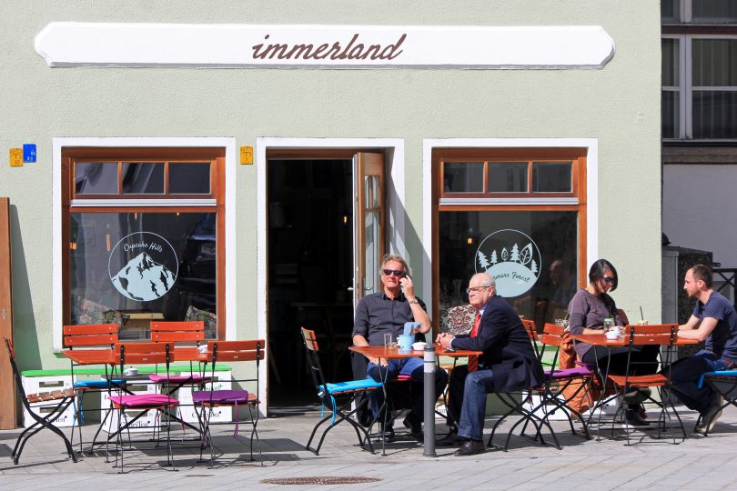 Guests sitting outside at Immerland