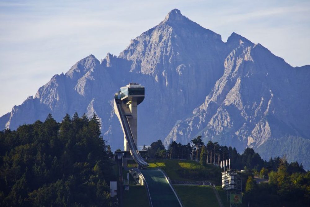 Bergisel mit Serles im Hintergrund. Foto: Innsbruckphoto