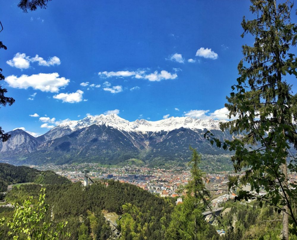Innsbruck mit dem Berg Isel und der Nordkette Die Belohnung für die Pilgersleute erfolgt nach Vill: ein nahezu unbekannter Aussichtspunkt fernab der Touristenströme lädt zum Verweilen. Der Blick über Innsbruck von hier aus ist - gelinde gesagt - genial.