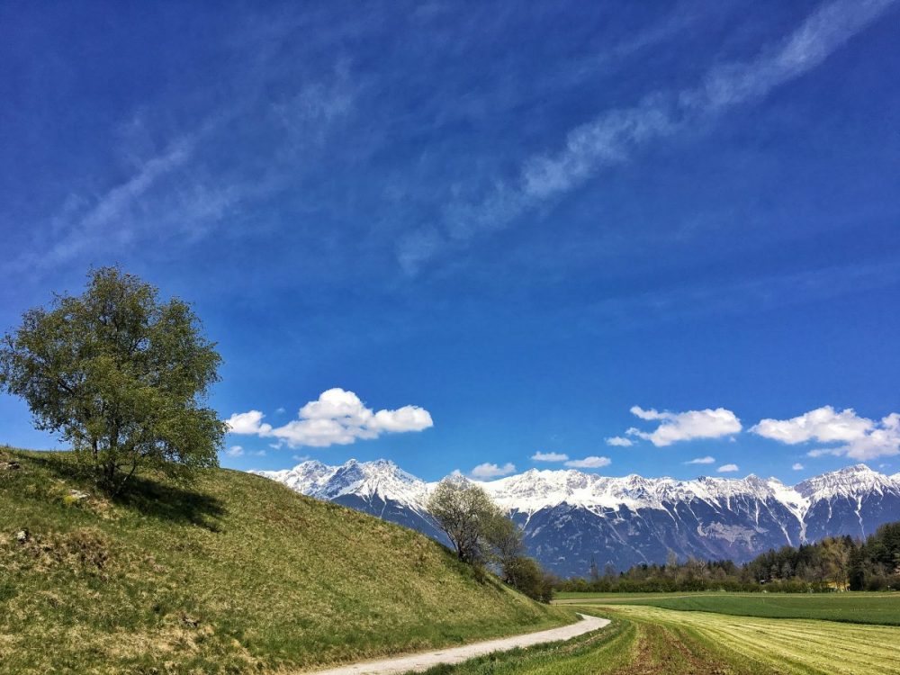 Blick auf die Nordkette Von Patsch aus beschreiten die Pilgersleute eine Landschaft, wie sie schöner nicht sein könnte: sanfte Hügel, kurze Waldabschnitte, Blumenwiesen. Rechts der Patscherkofel, links die Serles. Und in Augenhöhe: die Nordkette.