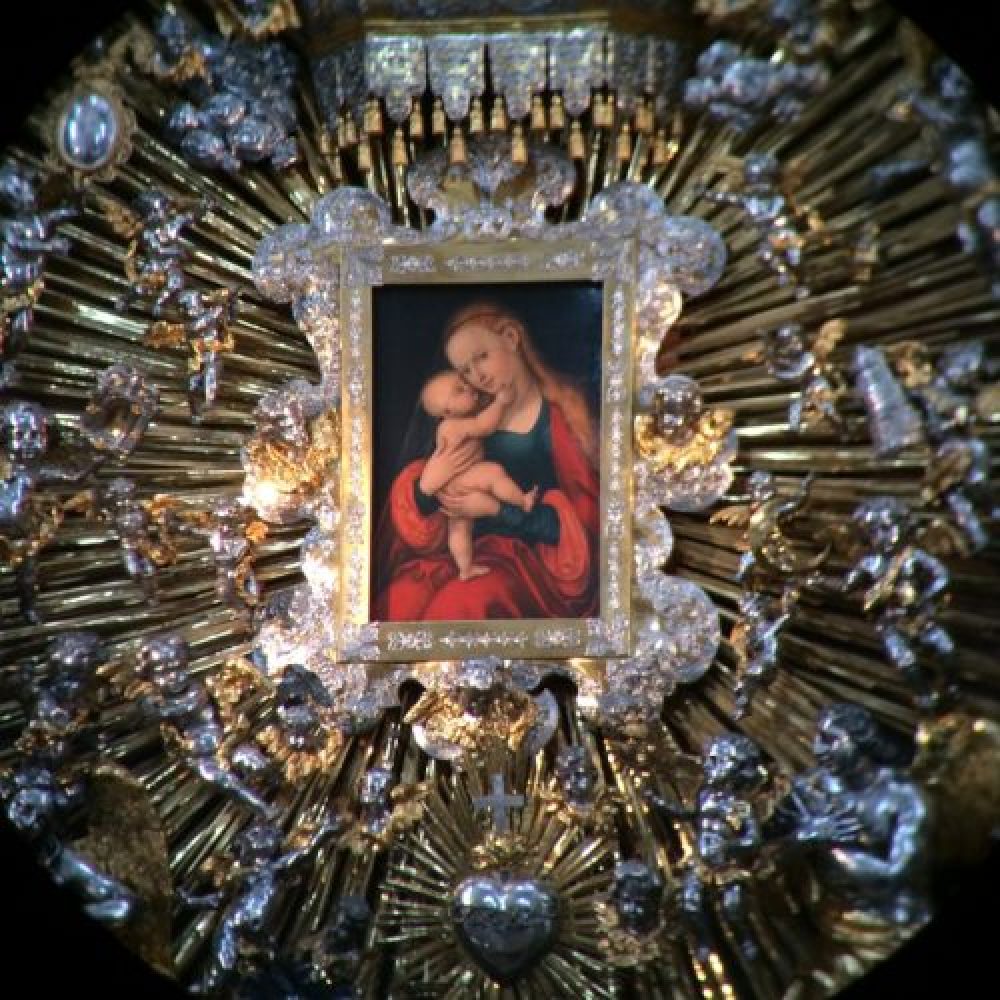 Das Gnadenbild Mariahilf von Lucas Cranach Das Mariahilf-Bild von Lucas Cranach d.Ä. ist in Tirol allethalben sichtbar: es wurde tausendemale kopiert, ist als Fresko an Hausfassaden und über Türen angebracht um das Haus zu schützen. Allein in der Innsbrucker Altstadt sind 19 Mariahilf-Bilder heute noch an Hausfassaden zu sehen.