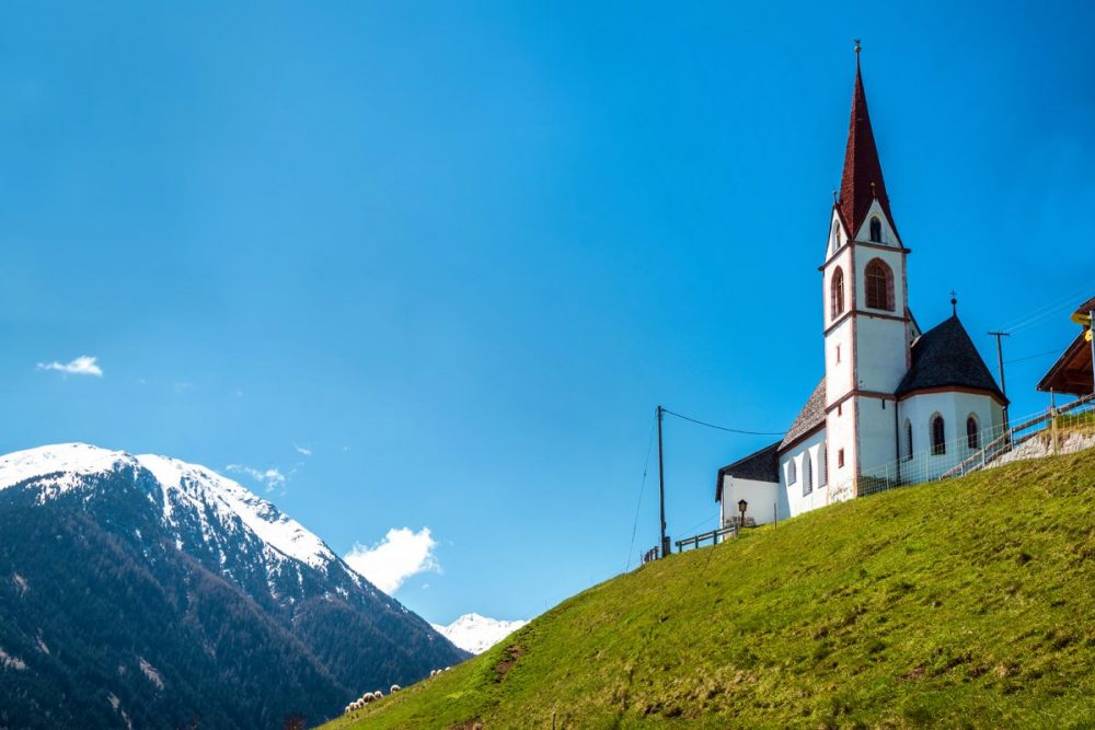 Wie ein Bergkristall erhebt sich St. Quirin aus dem steilen Südhang des Sellraintales. Bild: Danijel Jovanovic