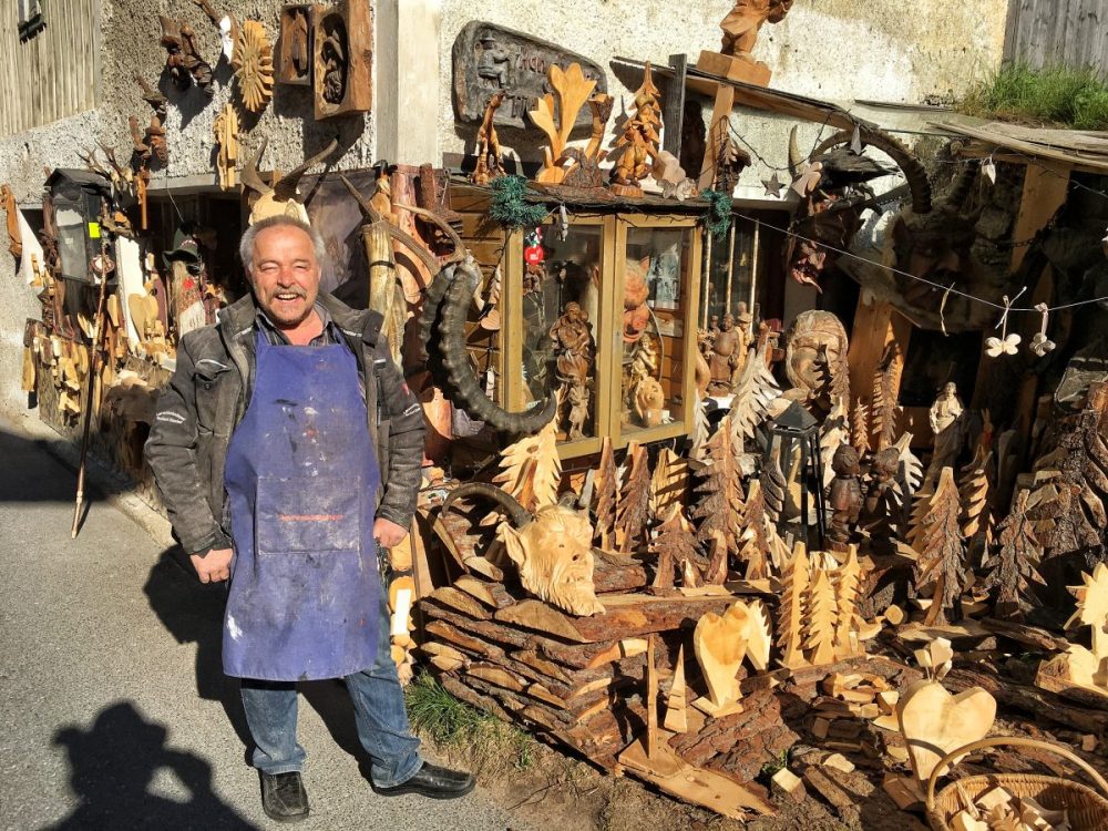 Norbert Danler, Larvenschnitzer aus Ellbögen Norbert Danler, der Larvenschnitzer aus Ellbögen vor seinem Atelier
