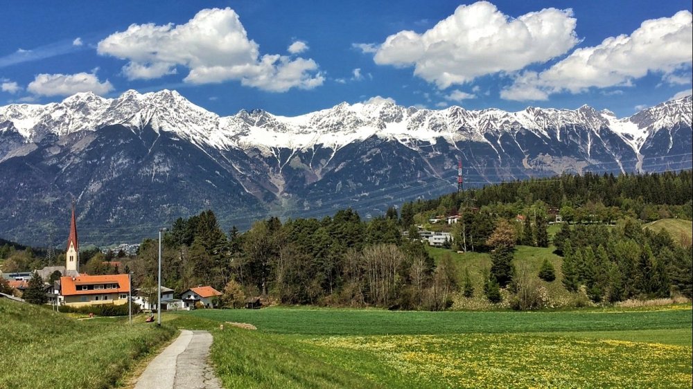 Vill bei Igls Die Inszenierung des Dörfchens Vill übernimmt die Nordkette.