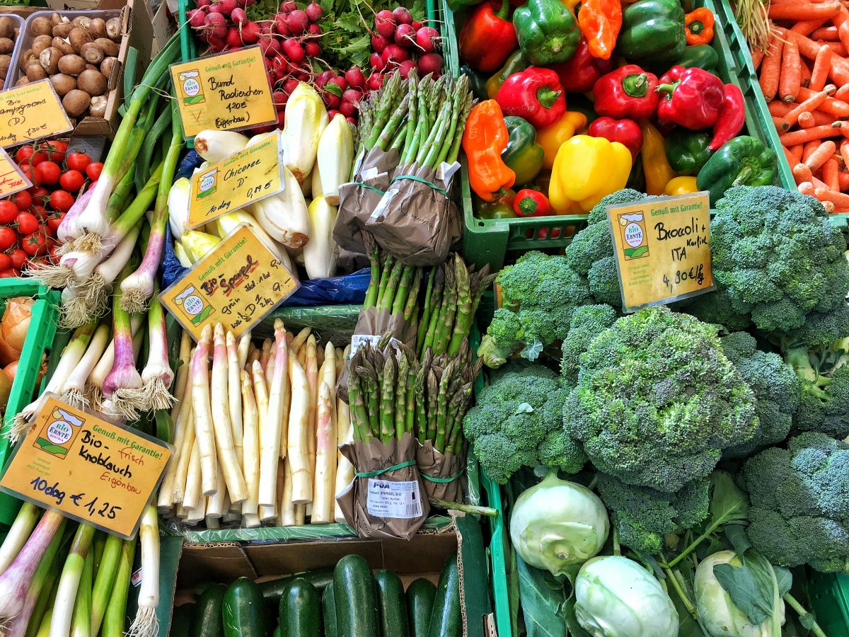 Bio-Gemüse am Verkaufsstand der Familie Appler-Wach in der Innsbrucker Markthalle. In der kalten Jahreszeit werden auch Produkte anderer Bio-Bauern angeboten. 