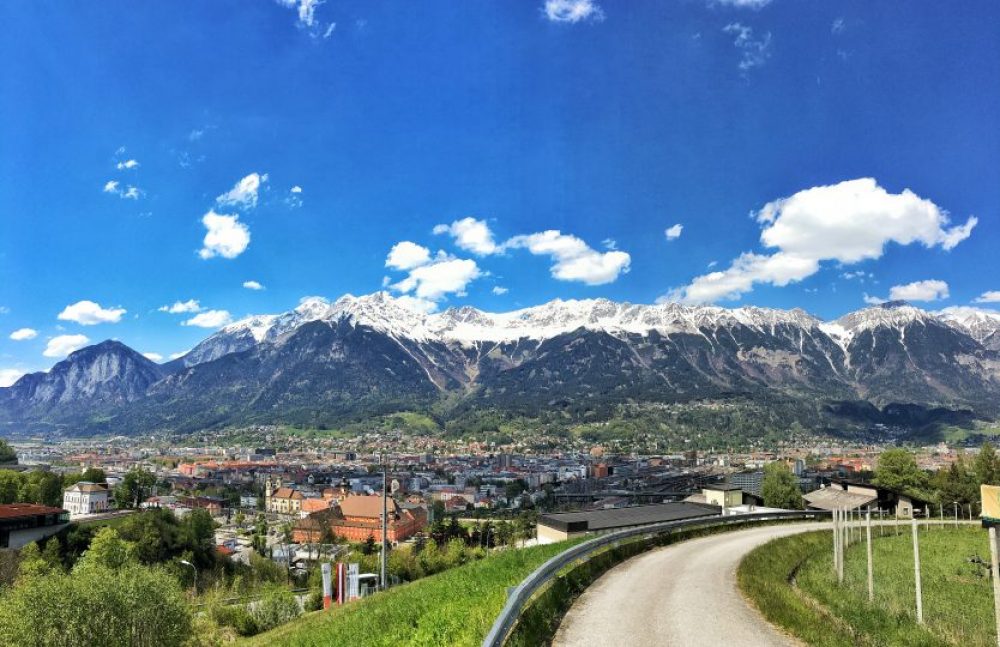 Innsbruck liegt am Ende der Etappe vor den Pilgern wie ein Amphitheater samt monumentalem Bühnenhintergrund