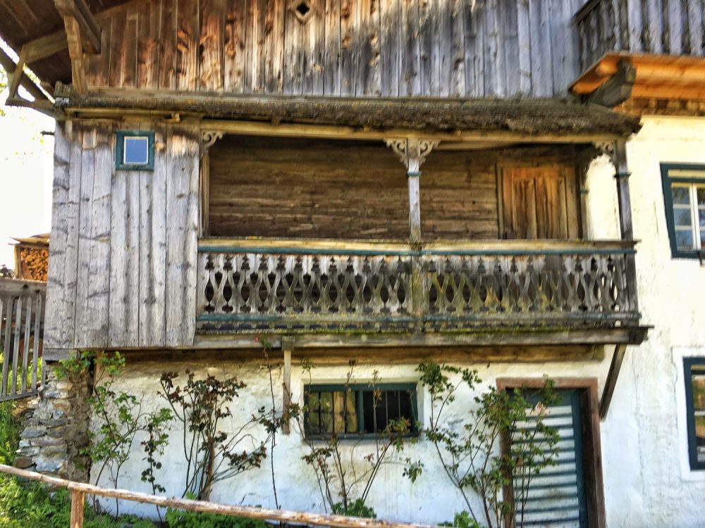 Detail an einem Bauernhaus in Patsch mit dem berühmten 'Häuschen, in das auch der Kaiser zu Fuß zu gehen hat'.