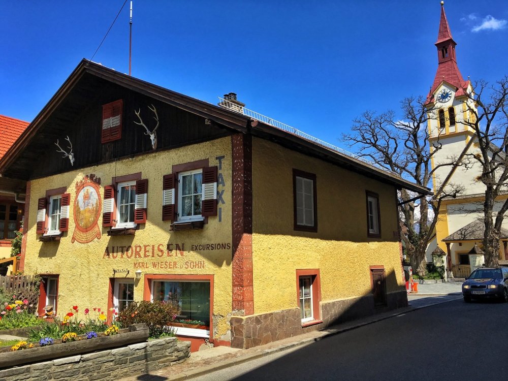 Dorfzentrum Igls Das Dorfzentrum von Igls: von hier aus führt der Tiroler Jakobsweg via Schlosshotel nach Vill.