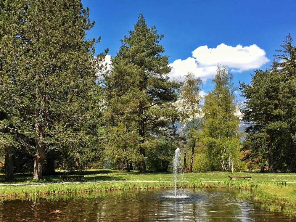 Igls, Kurpark Der Kurpark Igls liegt quasi am Tiroler Jakobsweg. Ein Spaziergang durch diese wunderschöne Anlage ist mehr als nur empfehlenswert. Hier sollten Pilgersleute rasten.