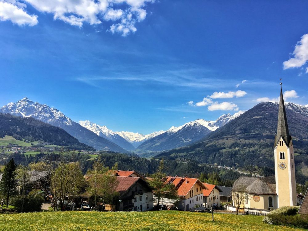 Patsch mit dem grandiosen Blick ins Stubai Patsch, das uralte "Eingangstor" ins Wipptal. Der Blick von der Terrasse des legendären Gasthauses Bären ins Stubai ist absolut einzigartig.