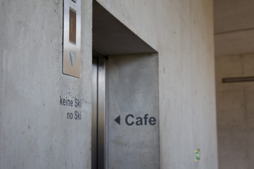 Mit einer kleinen Bahn geht hinauf zum Turm.