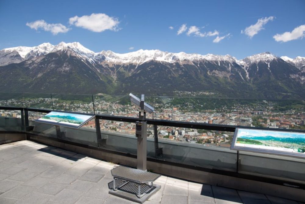 Am Dach des Turms kann man Frischluft schnappen und die volle Pracht der Berge genießen.