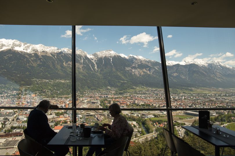 Erste Reihe im Cafe.