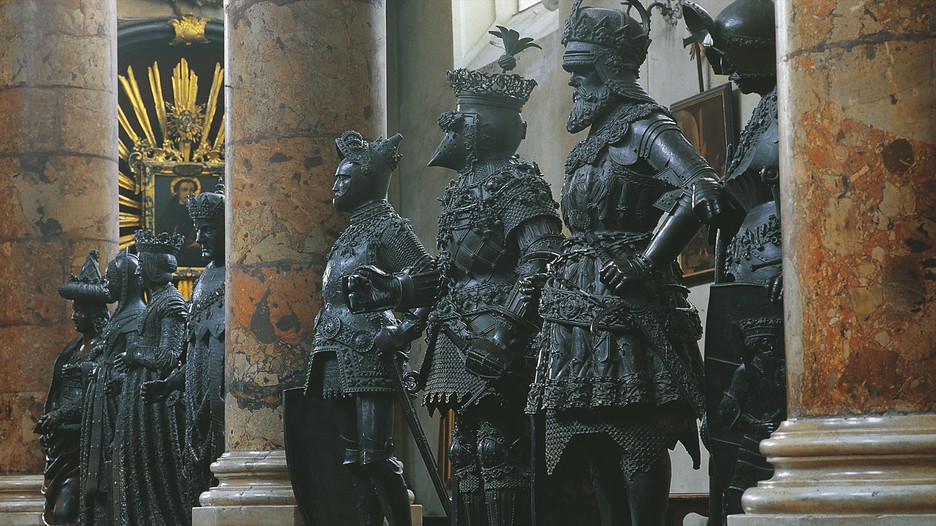 Hofkirche Innsbruck: Auch die schwarzen Mander stehen auf den Fels aus dem Höttinger Steinbruch