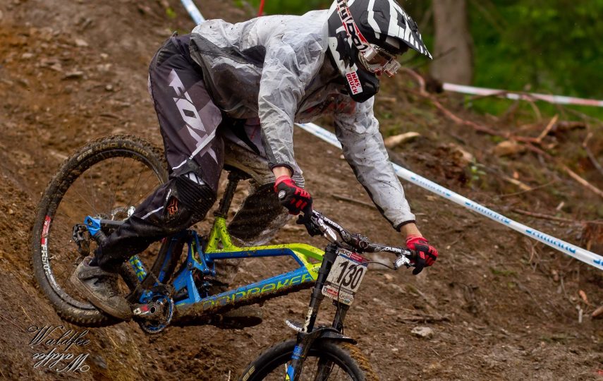 André in Abfahrtshaltung und fokussiert. Downhill und Trail Biking in Innsbruck.