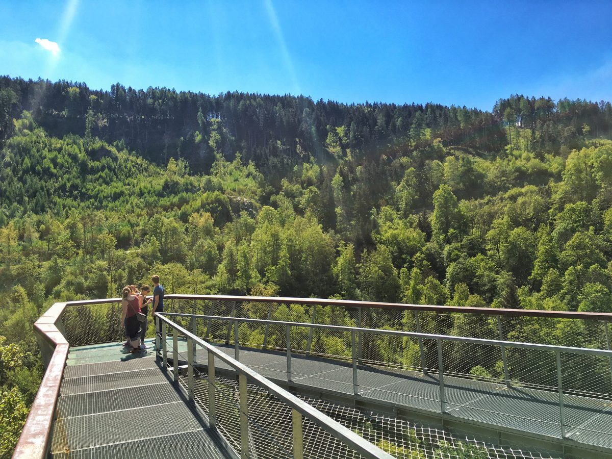 Die Aussichtsplattform hoch über der Sill am sogenannten "Drachenfelsen".