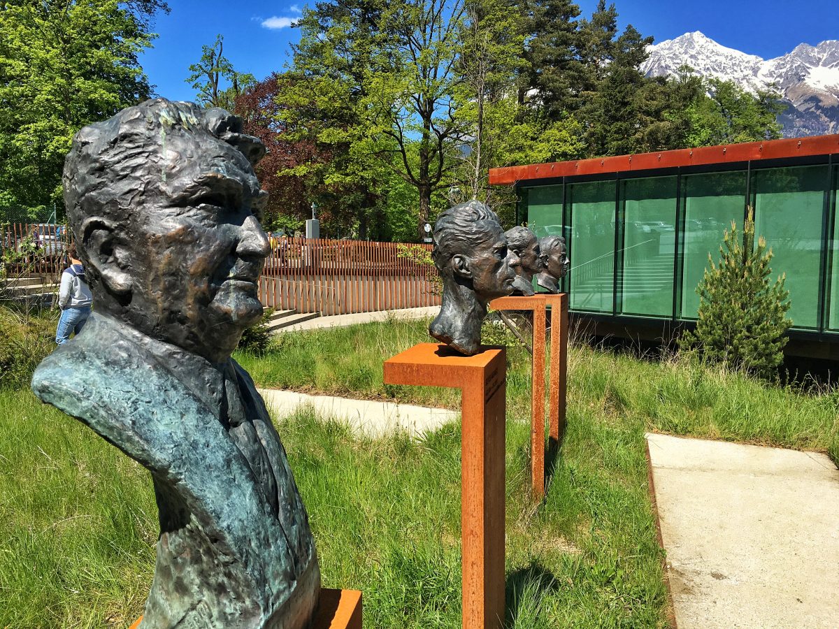Die Büsten der verdienten Tiroler Landeshauptleute zieren den Beginn des Panoramaweges. Im Vordergrund die Büste des legendären Landeshauptmannes Eduard "Walli" Wallnöfer.