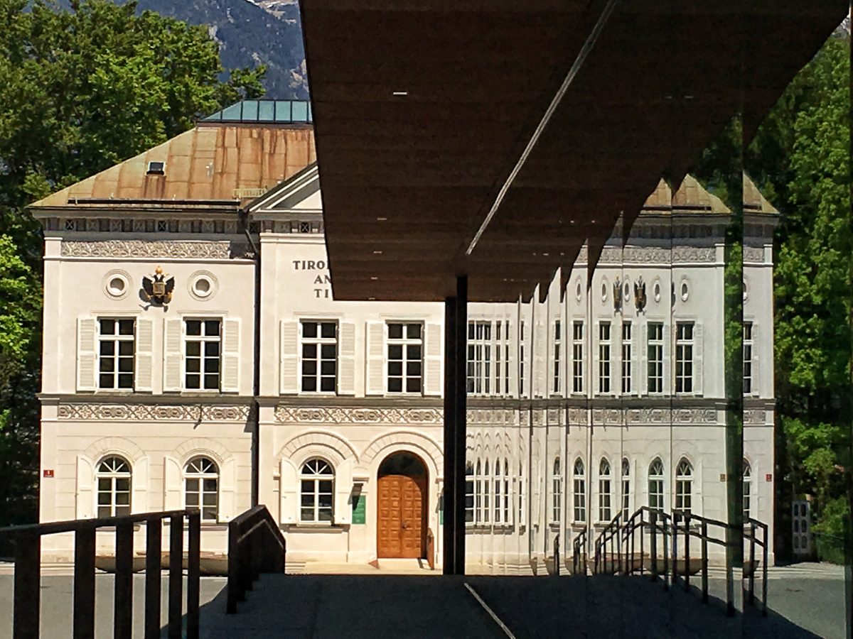 Das Kaiserjägermuseum am Berg Isel spiegelt sich in der Glasfront des Tirol Panorama.