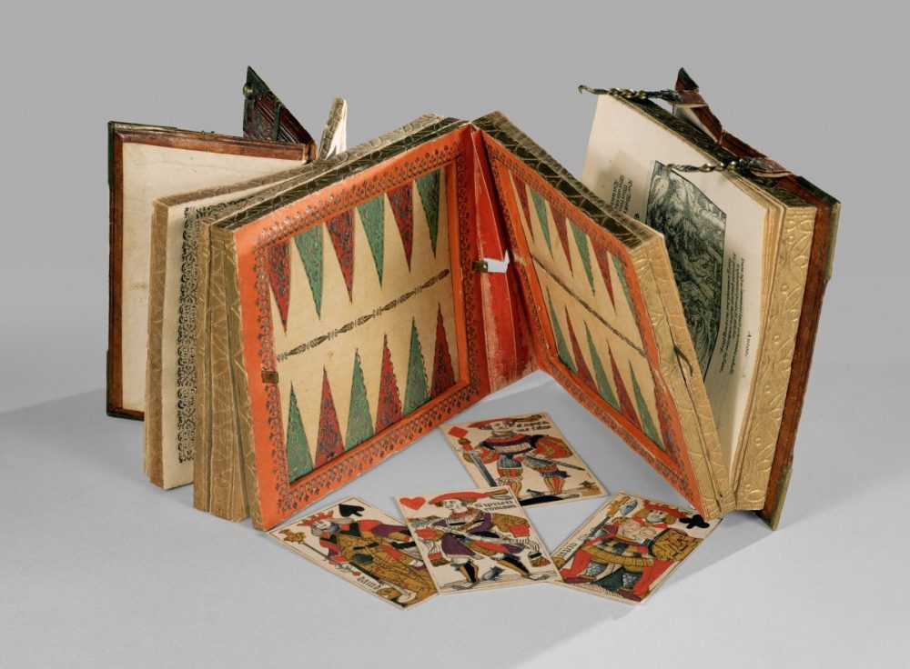 Un oggetto decisamente particolare, un po' set di giochi con tutto quello che serve per giocare e un po' libro (1582/95) in mostra a 'Spiel!' a Schloss Ambras, Innsbruck © KHM-Museumverband