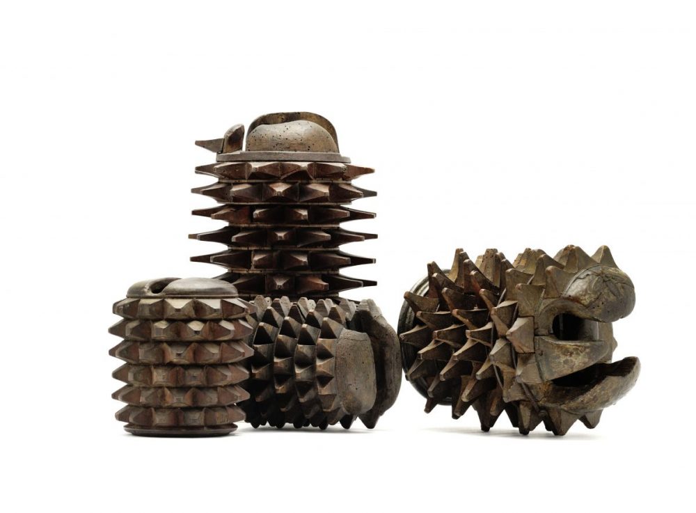 Bracciali dil legno per il gioco del pallone del XVII-XVIII secolo provenienti dall'Italia in mostra a 'Spiel!' a Schloss Ambras, Innsbruck