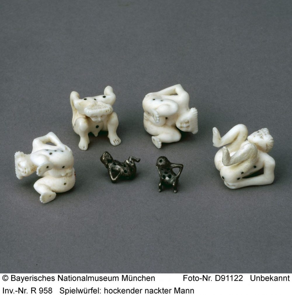 Dadi tedeschi del XVII Secolo a forma di uomini nudi seduti, in mostra a 'Spiel!' a Schloss Ambras, Innsbruck © Bayerisches Nationalmuseum