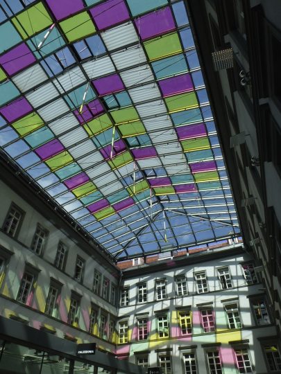 Die Welt hält Einzug in Innsbruck fristgerecht im Zuge der allgemeinen Erkenntnis, dass sich Wirtschaft, Leben und eben auch Einkaufen globalisieren. Foto: Innsbruck Tourismus