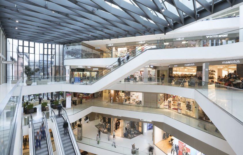 Innen und Außen eine Faust aufs Auge oder eine architektonische Höchstleistung im Design? Eine Frage der Perspektive? Definitiv spannend. Foto: Kaufhaus Tyrol