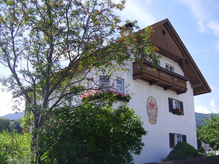 Una casa tradizionale con i dipinti sulla facciata. Foto Laura Manfredi 