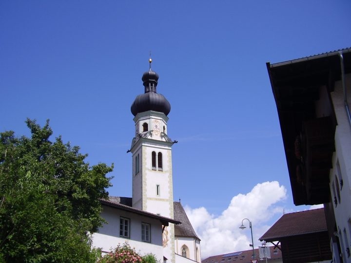 La chiesa di Natters con il campanile a cipolla. Foto Laura Manfredi
